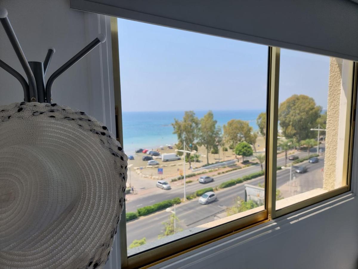 Super Modern Beachfront 1 Bedroom - Sleeps 4 Limassol Eksteriør billede