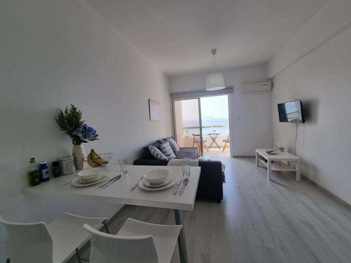 Super Modern Beachfront 1 Bedroom - Sleeps 4 Limassol Eksteriør billede