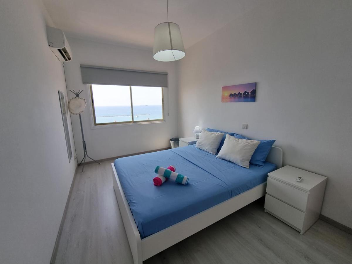 Super Modern Beachfront 1 Bedroom - Sleeps 4 Limassol Eksteriør billede