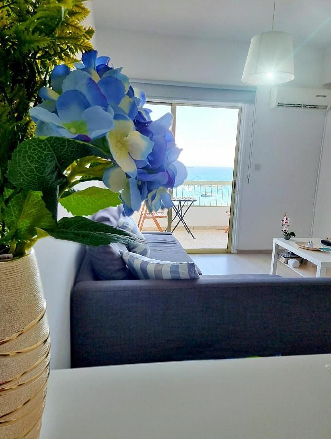 Super Modern Beachfront 1 Bedroom - Sleeps 4 Limassol Eksteriør billede