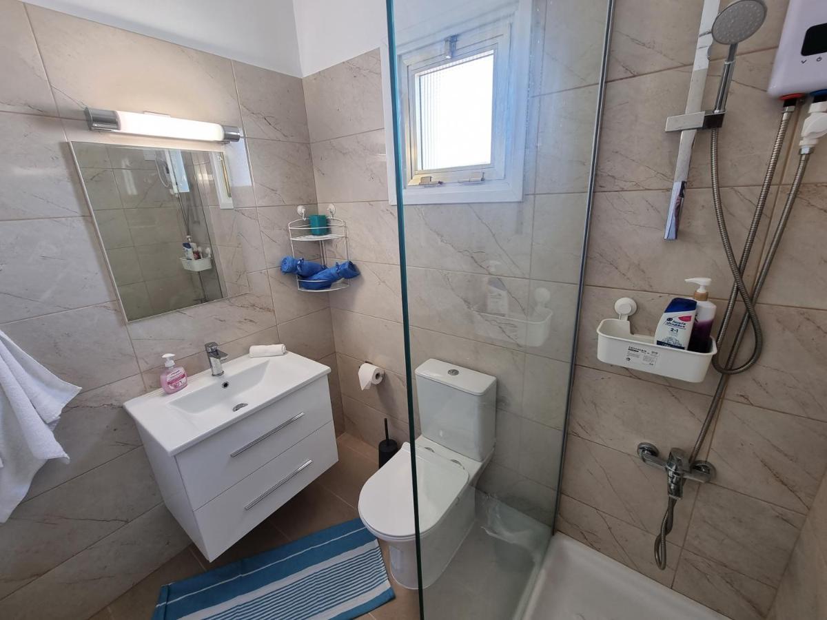 Super Modern Beachfront 1 Bedroom - Sleeps 4 Limassol Eksteriør billede