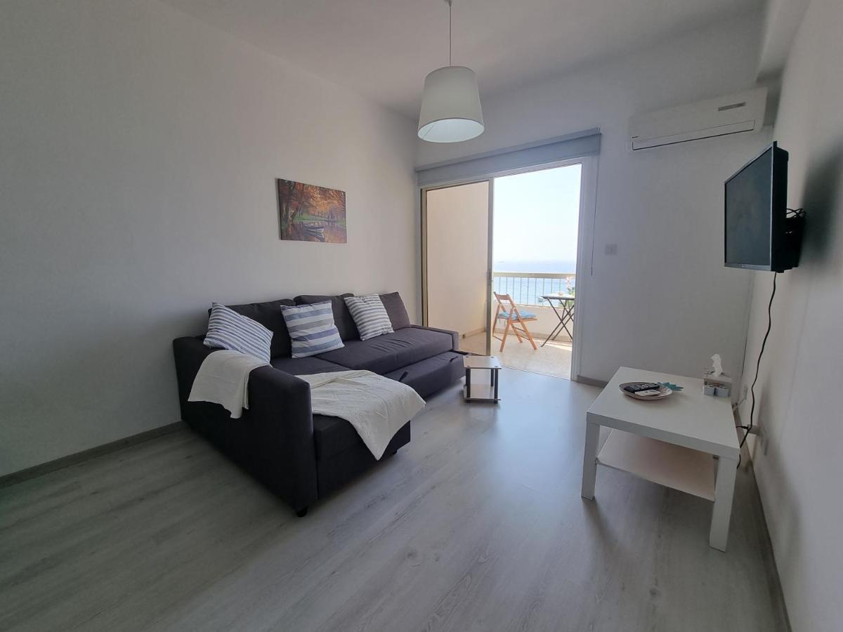 Super Modern Beachfront 1 Bedroom - Sleeps 4 Limassol Eksteriør billede