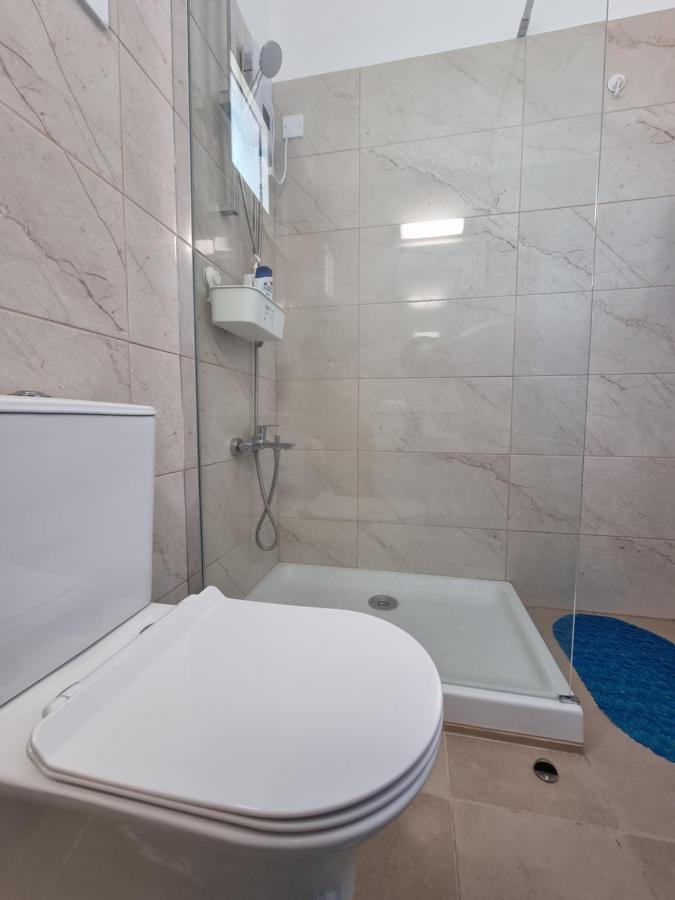 Super Modern Beachfront 1 Bedroom - Sleeps 4 Limassol Eksteriør billede