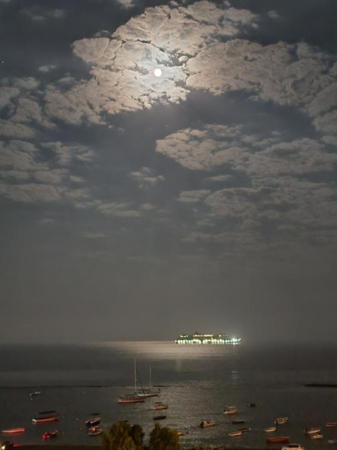 Super Modern Beachfront 1 Bedroom - Sleeps 4 Limassol Eksteriør billede